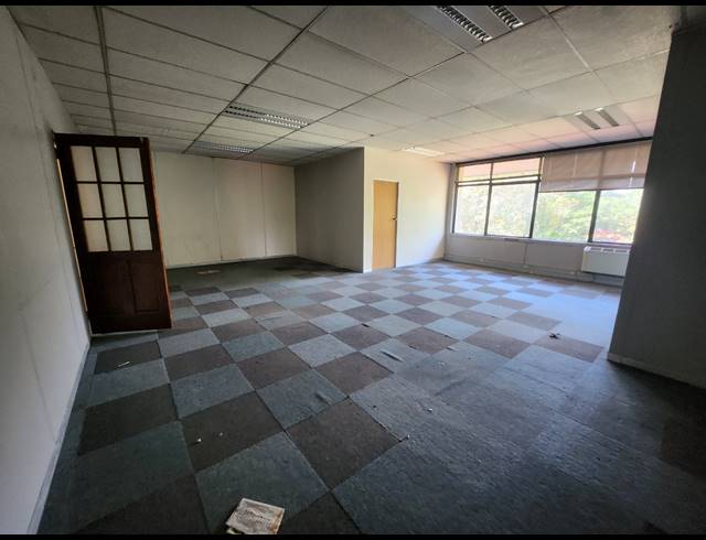 124M² OFFICE TO LET IN VORNA VALLEY